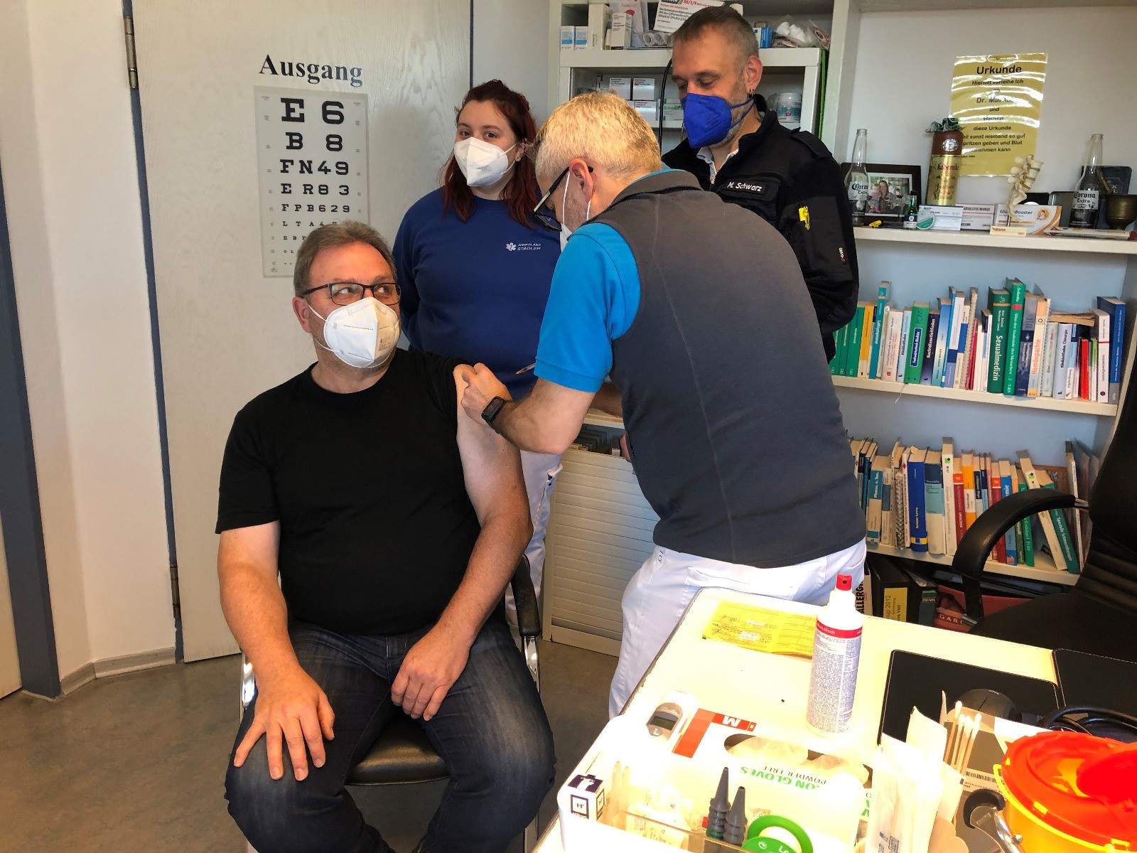 An zwei Wochenden schoben Hausärzte im niederbayerischen Freyung-Grafenau mit ihrenTeams Sonder-Impfschichten. Hier impft Dr. Markus Veit den Pressesprecher des Landratsamts Karl Matschiner.