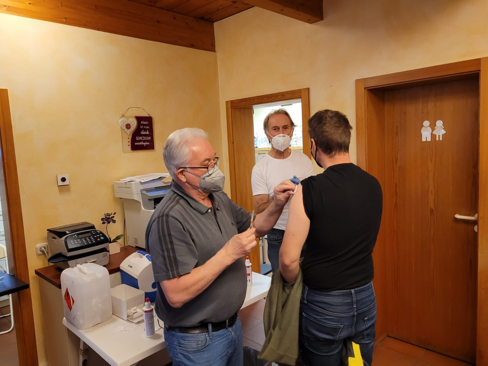 Dr. Wendelin Trs beim Impfen, im Hintergrund sein Kollege Dr. Hugo Wallner.