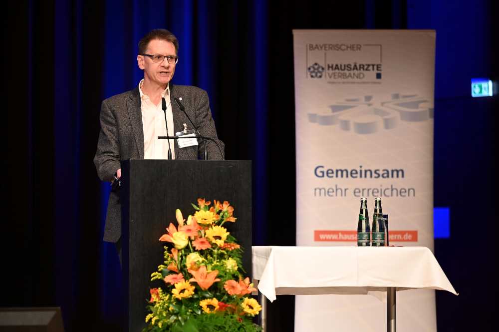 Dr. Christian Pfeiffer, Beauftragter für Forschung und Lehre des Bayerischen Hausärzteverbandes, thematisierte unter anderem das Forschungsnetzwerk Bayfonet.