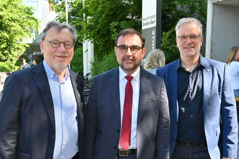Dr. Markus Beier nahm zusammen mit dem Bundesvorsitzenden des Deutschen Hausärzteverbandes Ulrich Weigeldt (li.) Bayerns Gesundheits- und Pflegeminister Klaus Holetschek (CSU) in Empfang.