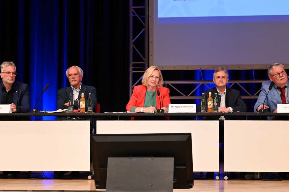 Aus KVB und BLÄK berichteten der KVB-Vorsitzende Dr. Wolfgang Krombholz (2. v. li.) und BLÄK-Präsident Dr. Gerald Quitterer (2. v. re.) in der Mitgliederversammlung.